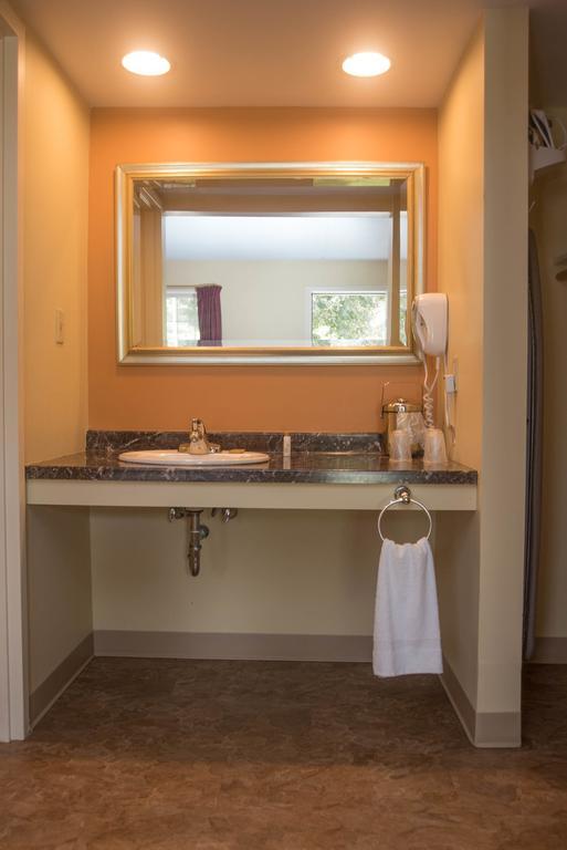 Colonnade Inn Lyndonville ภายนอก รูปภาพ