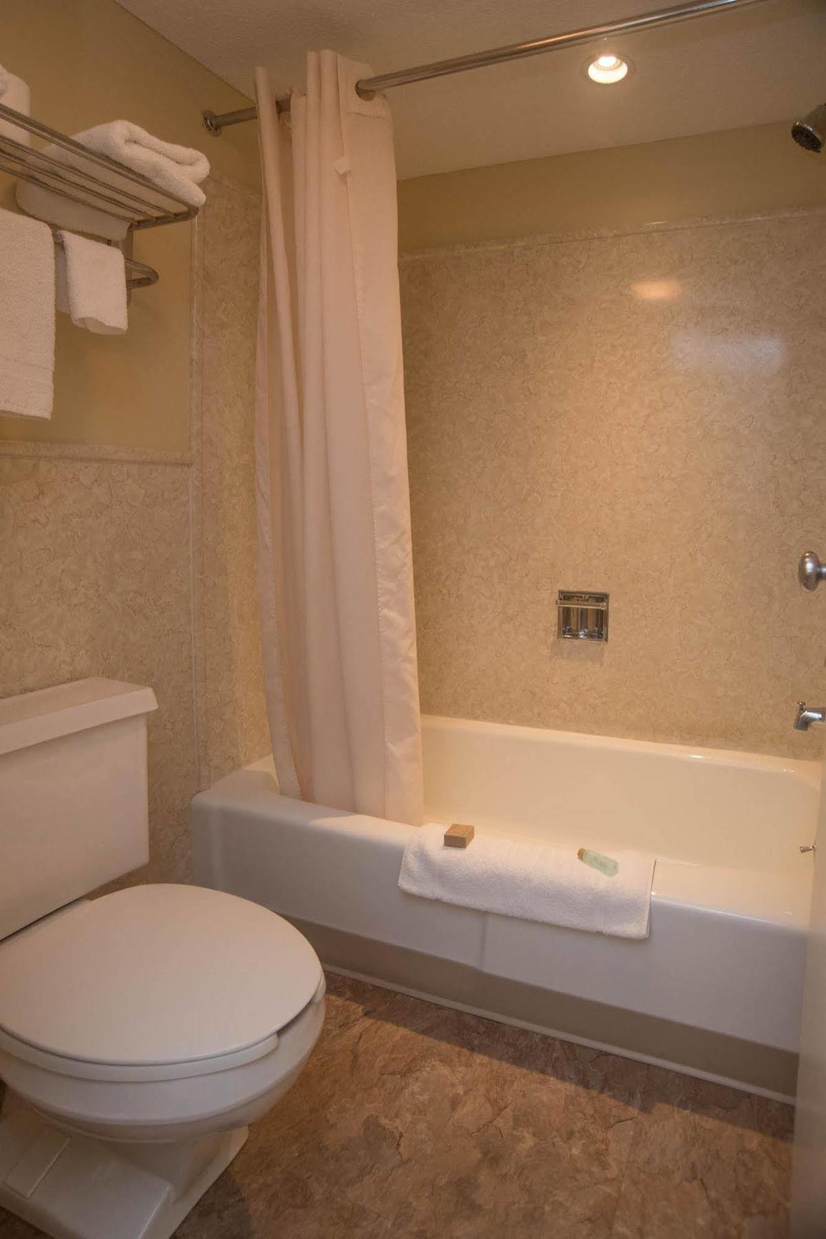 Colonnade Inn Lyndonville ภายนอก รูปภาพ