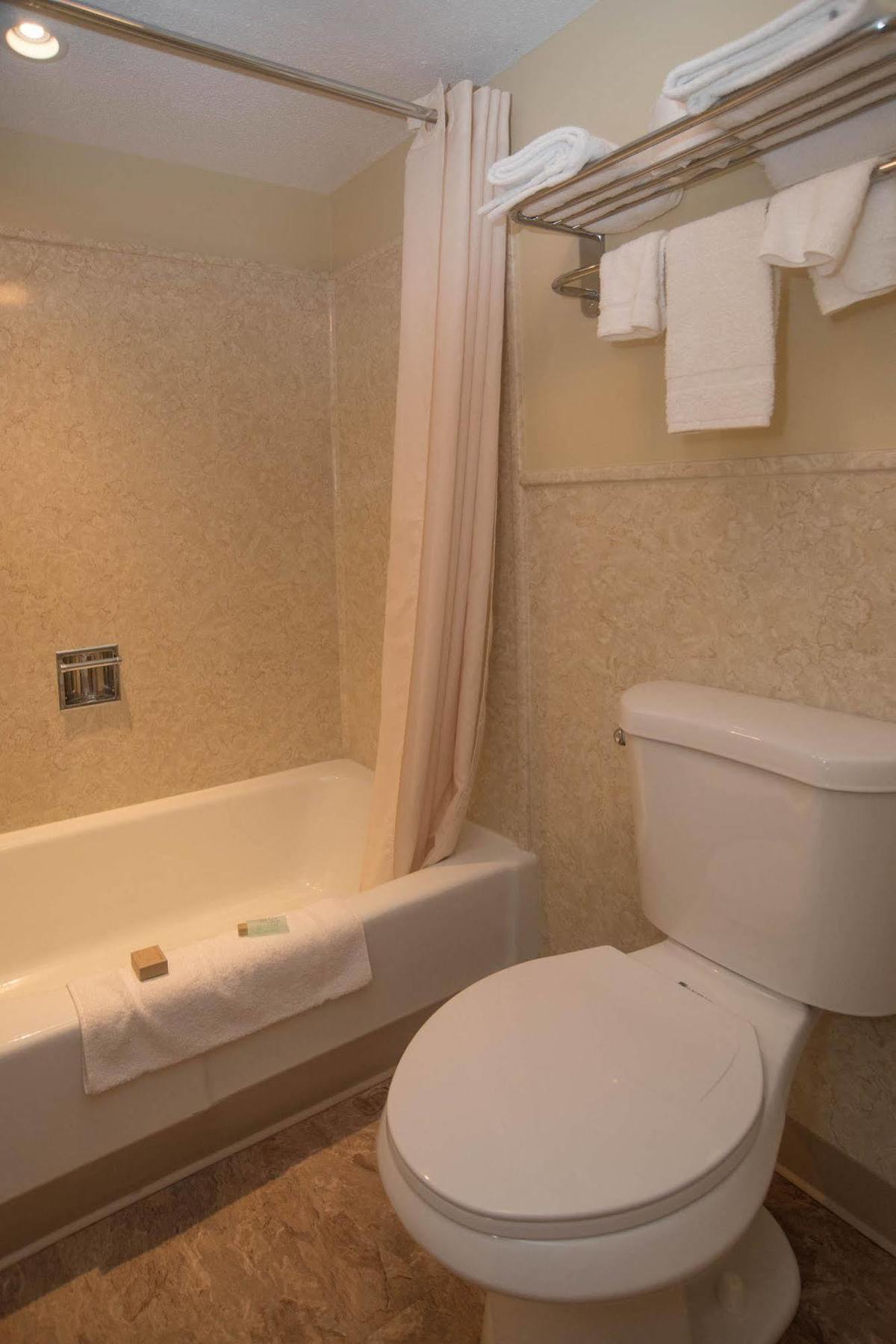 Colonnade Inn Lyndonville ภายนอก รูปภาพ