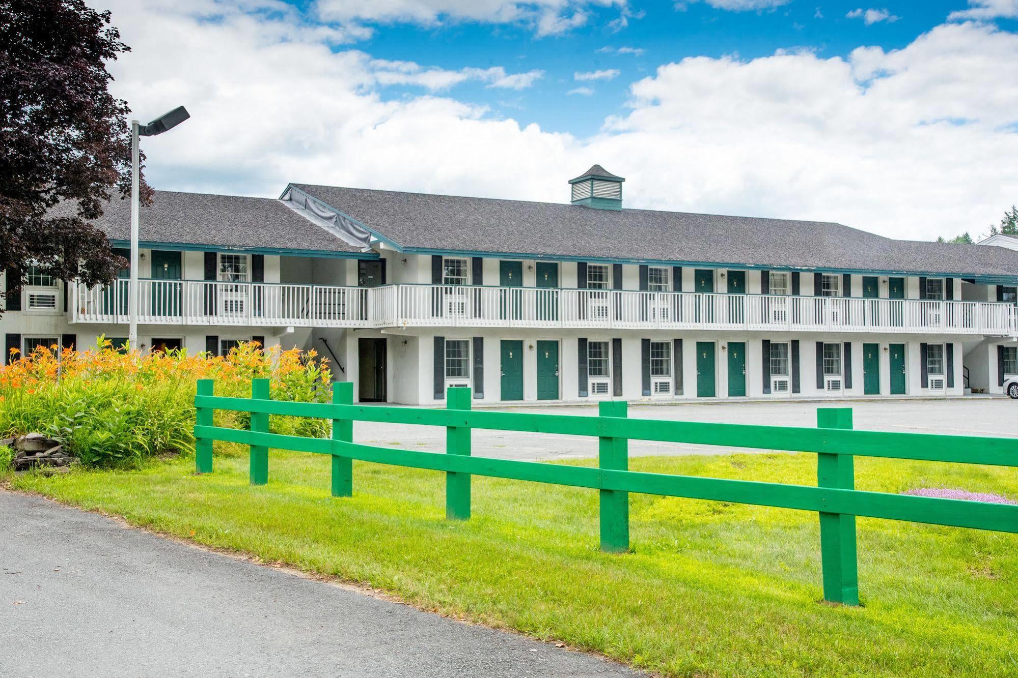 Colonnade Inn Lyndonville ภายนอก รูปภาพ
