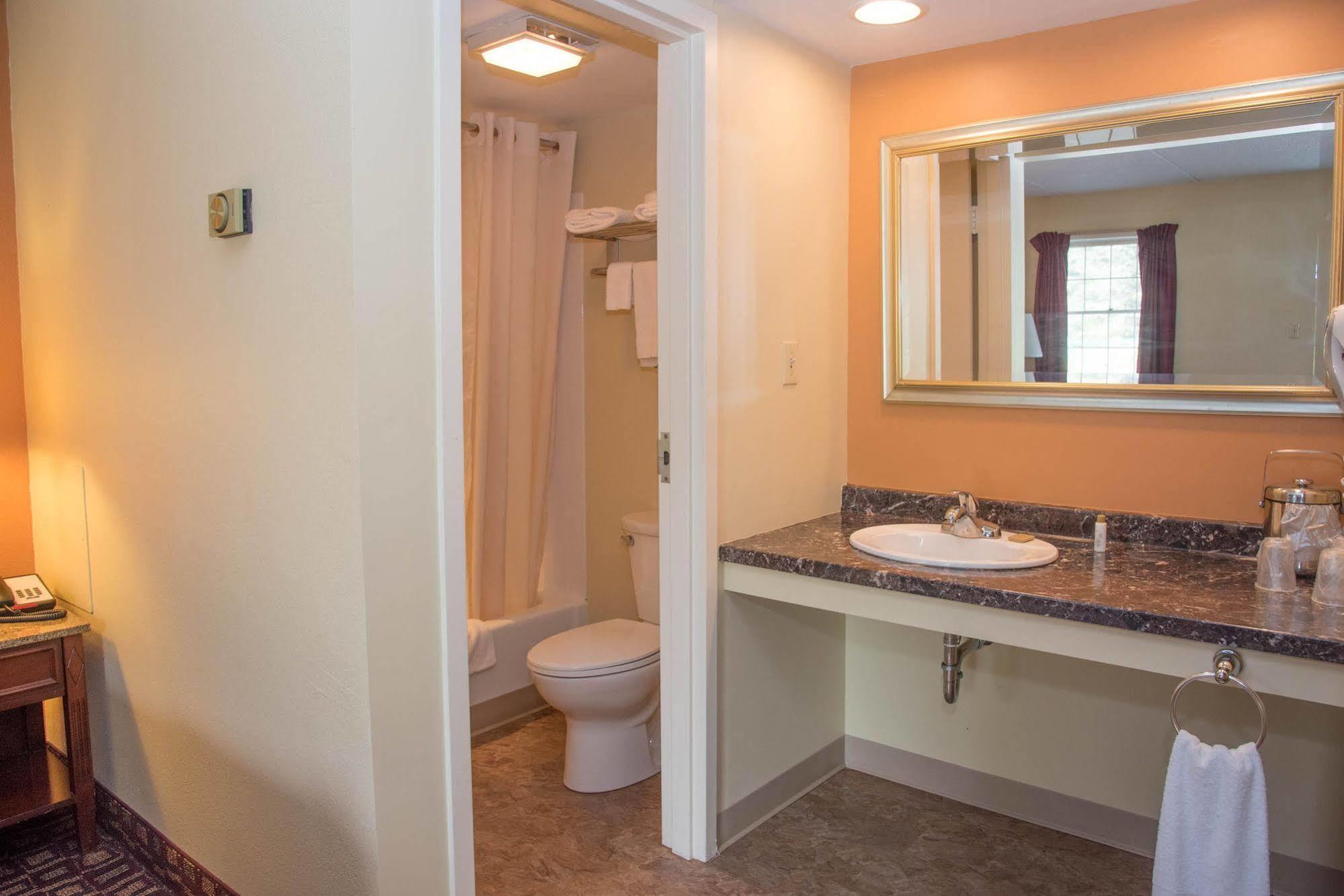 Colonnade Inn Lyndonville ภายนอก รูปภาพ